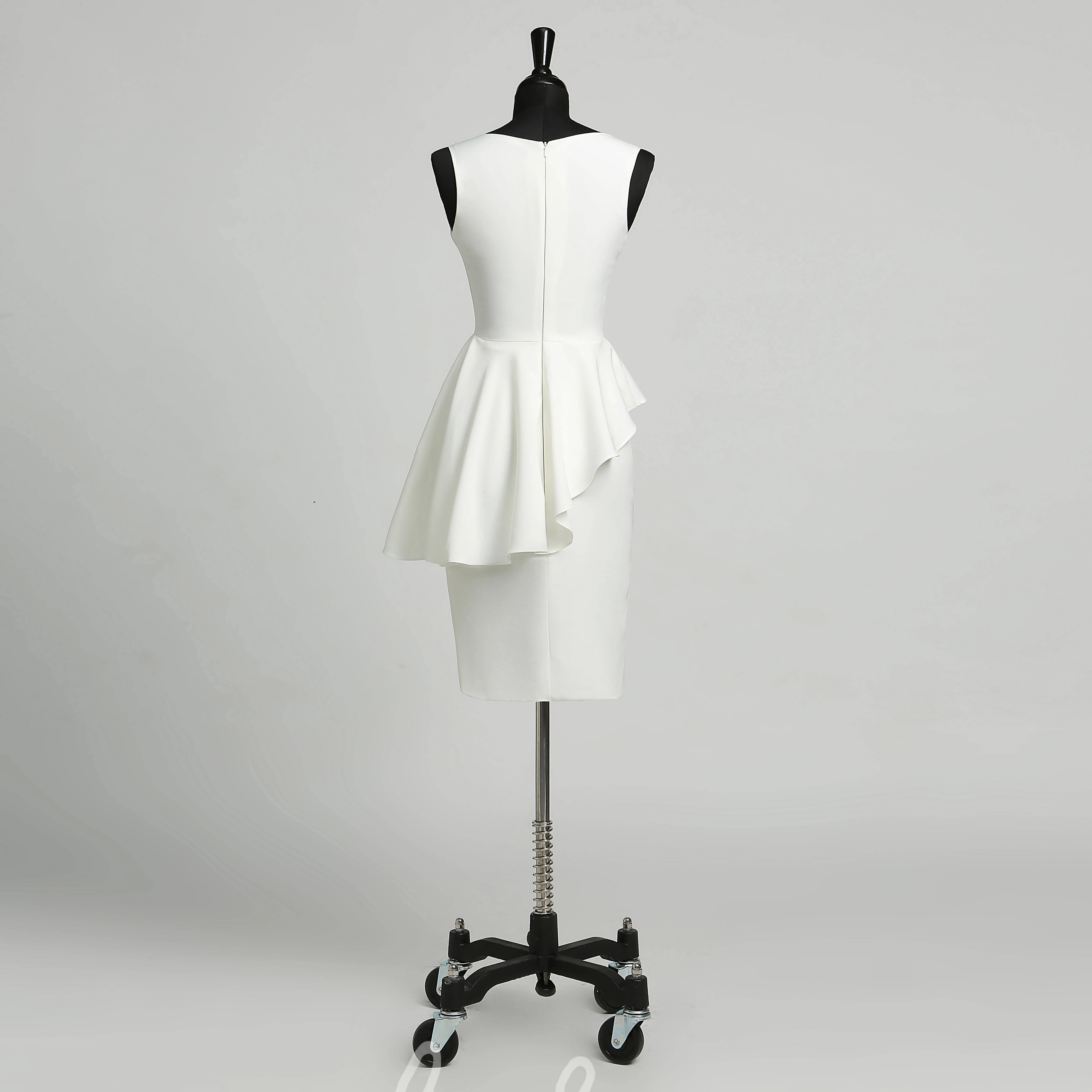 Elegant Satin Sheath Dress with Scoop Neckline and Knee-Length Hemline