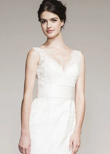 Sleeveless V-Neck Lace Mermaid Wedding Dress with Appliques and Maxi Length