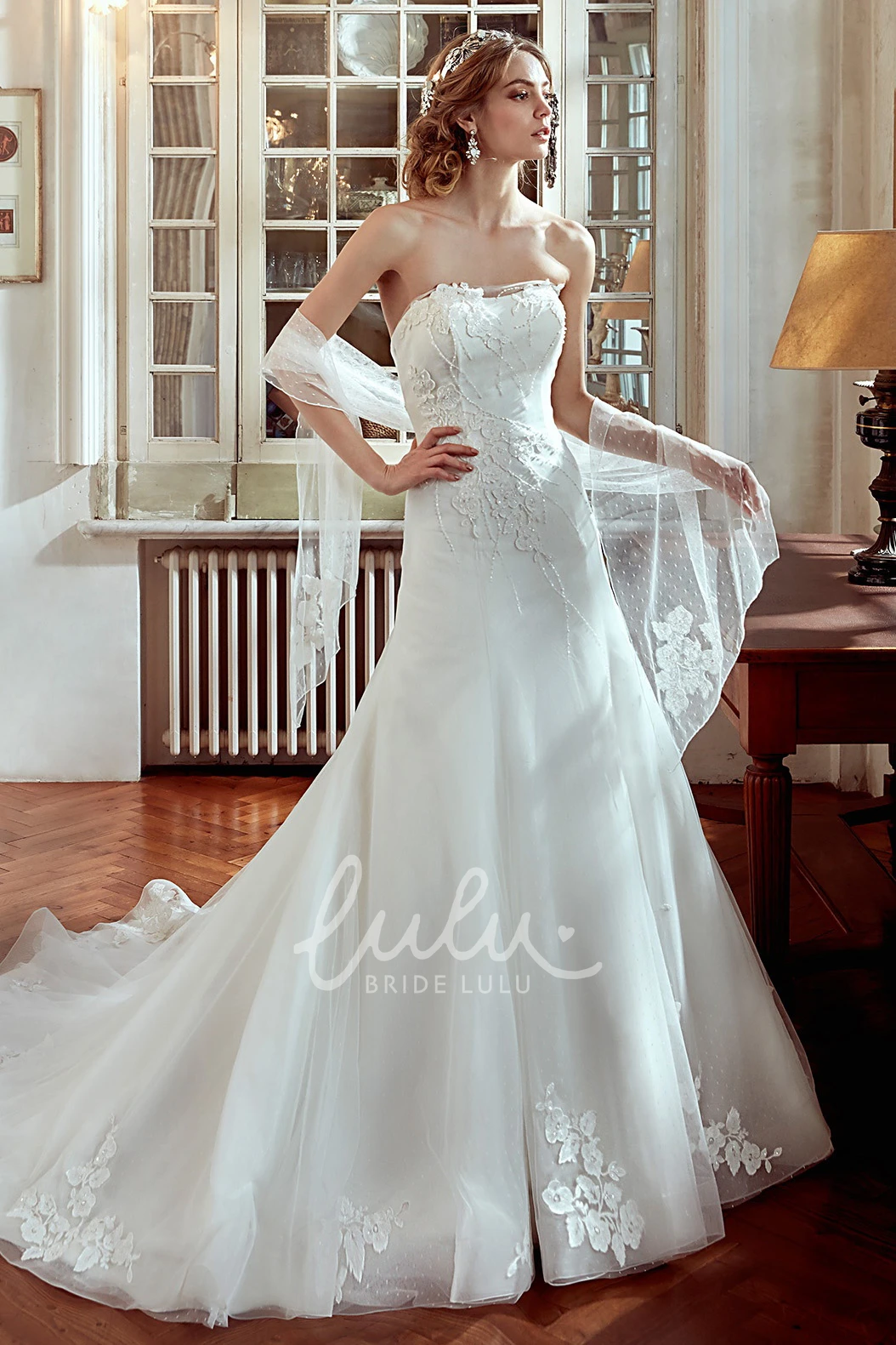 Beaded Applique Strapless Wedding Dress with Brush Train Elegant Bridal Gown