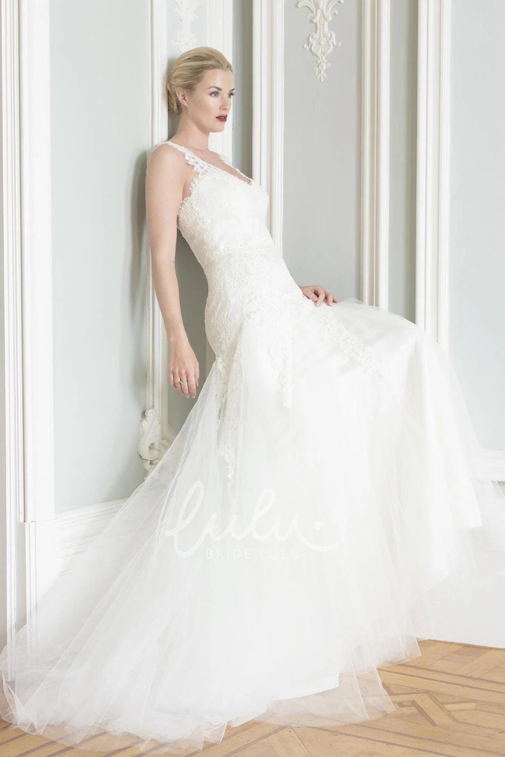 V-Neck Appliqued A-Line Wedding Dress with Sleeveless Tulle&Lace Floor-Length Design