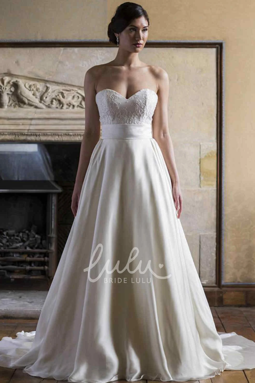 Sweetheart A-Line Wedding Dress with Appliques and Sleeveless Style