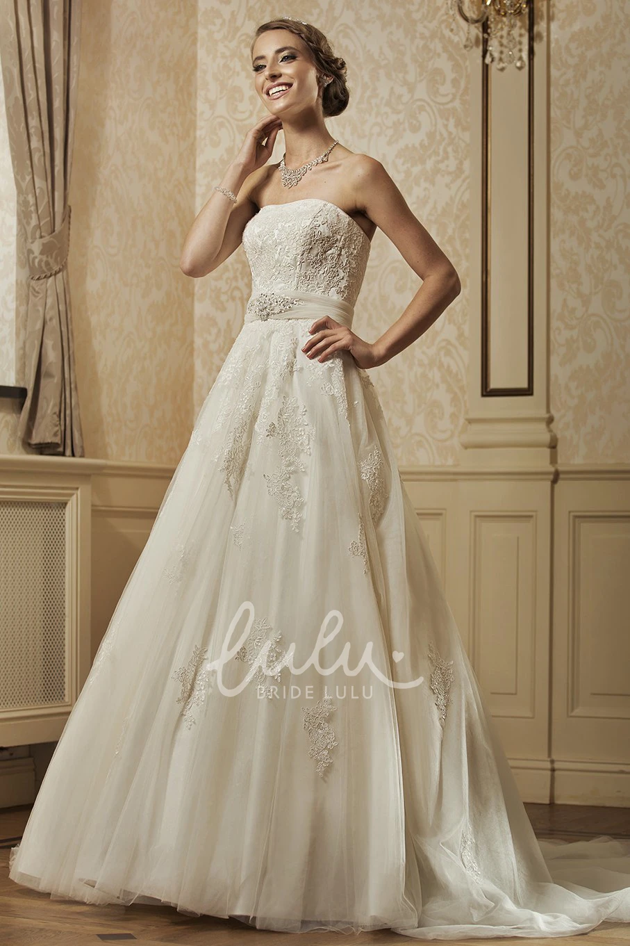 Sleeveless A-Line Tulle Wedding Dress with Appliques and Waist Jewelry Elegant Wedding Dress