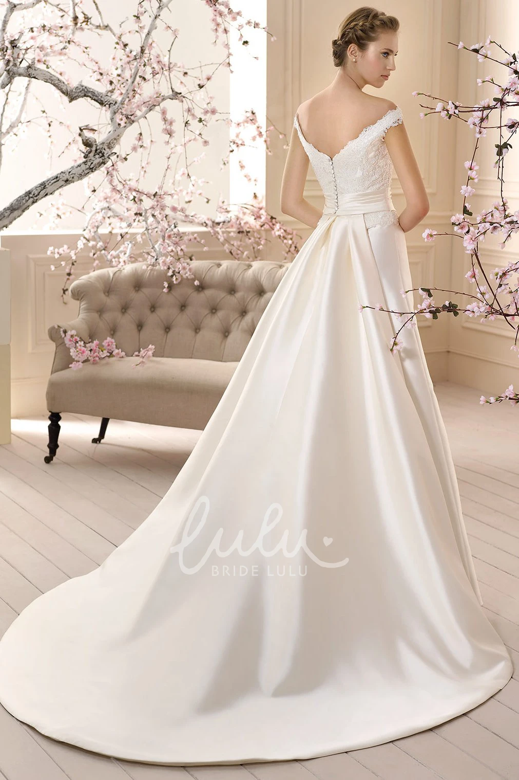 V-Neck Satin Wedding Dress with Appliques Floor-Length