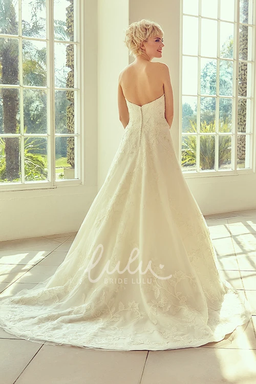 Sweetheart Tulle and Lace Wedding Dress with Appliques and Court Train Floor-Length Bridal Gown