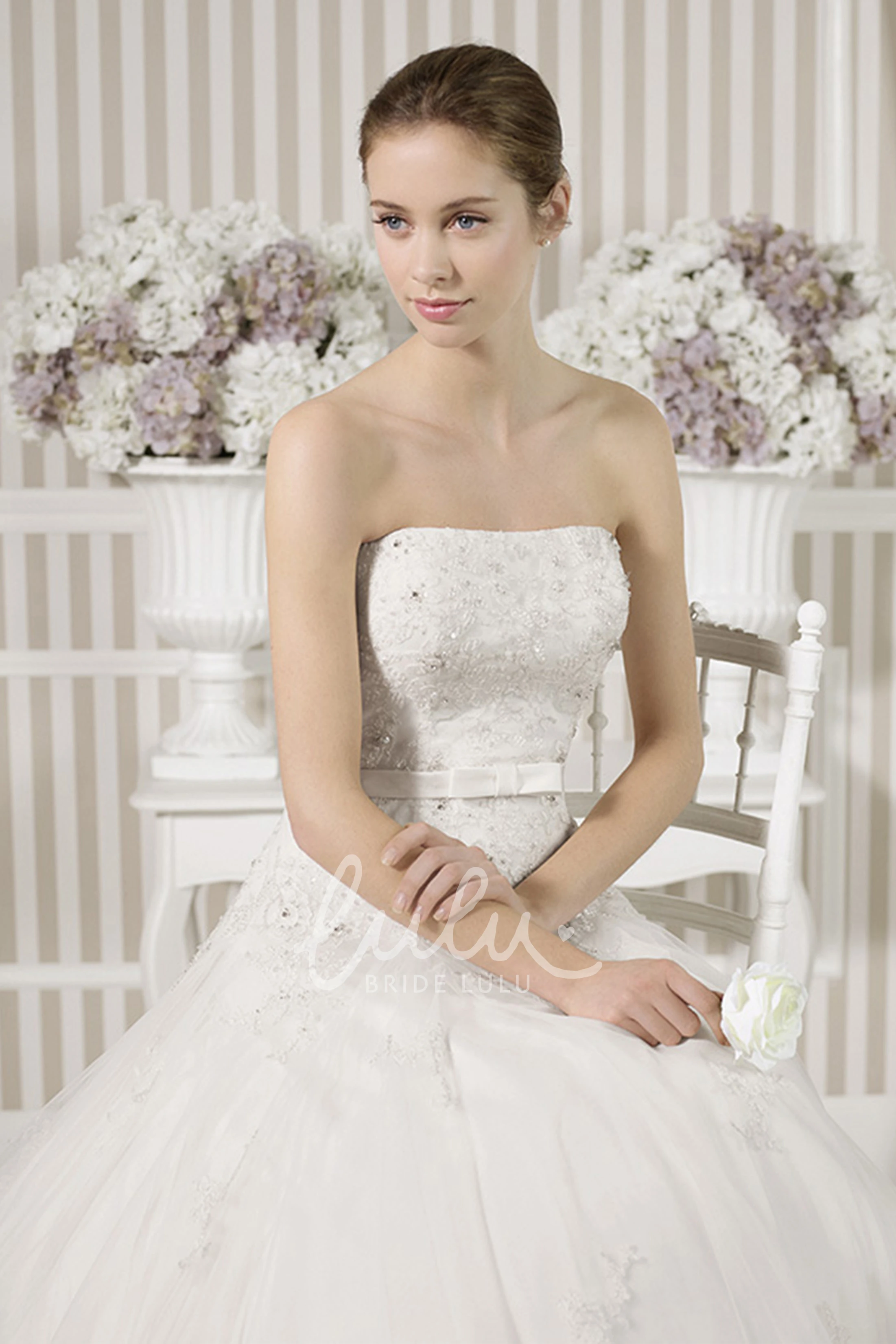 Sleeveless A-Line Tulle&Lace Wedding Dress with Appliques and Floor-Length