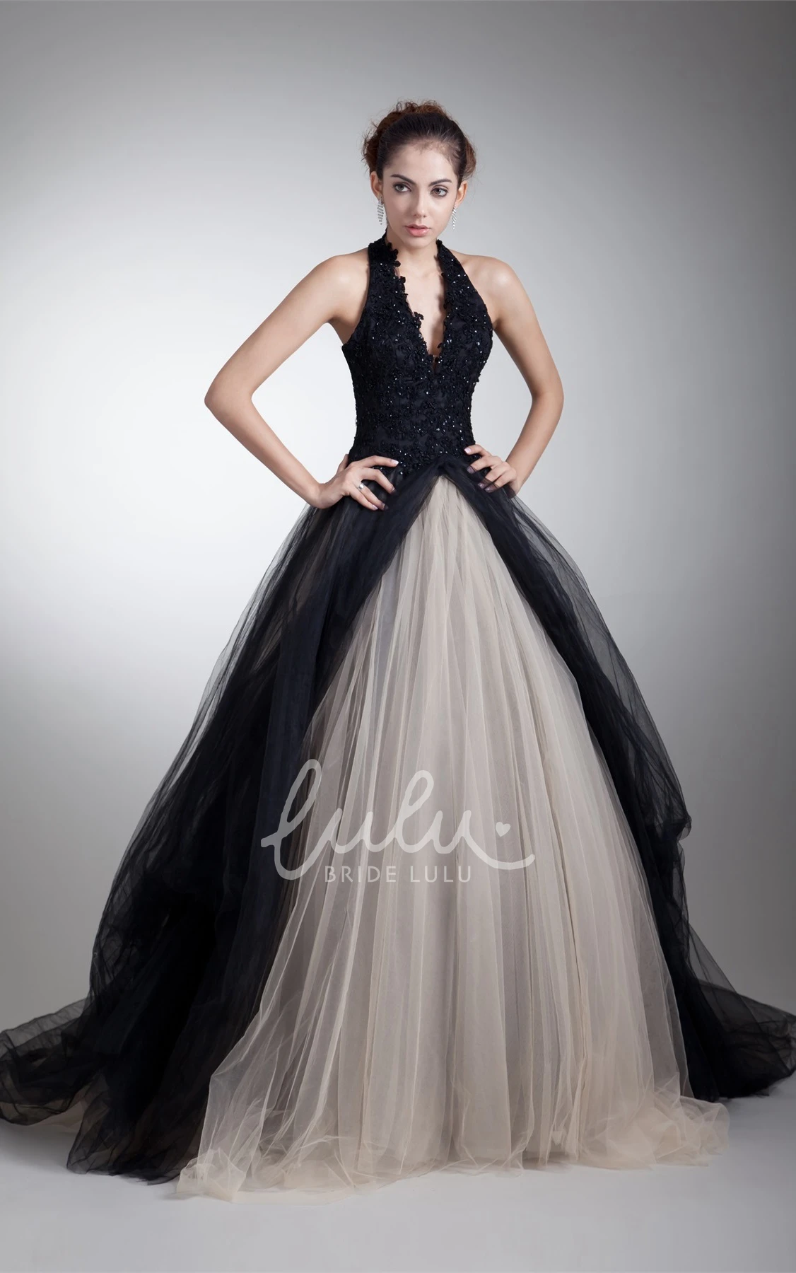 Halter Sleeveless Ball Gown Tulle Wedding Dress with Appliques Plunged Tulle Ball Gown Wedding Dress with Halter Neckline and Appliques