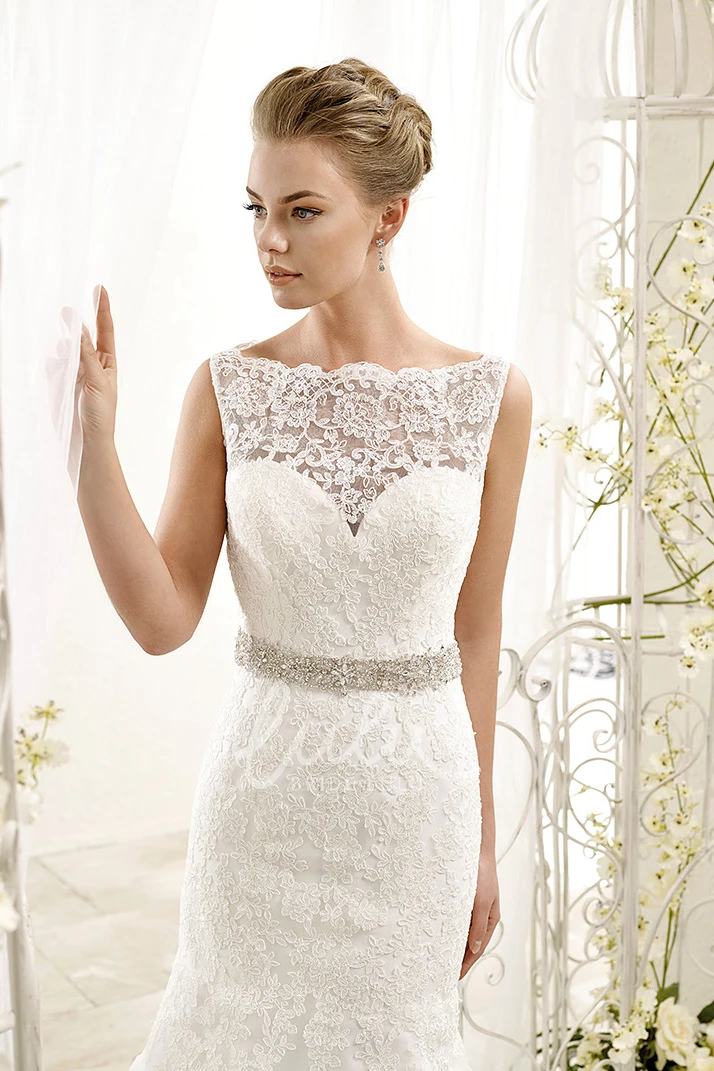 Sleeveless Bateau-Neck Lace A-Line Wedding Dress with Waist Jewellery Chic Bridal Gown
