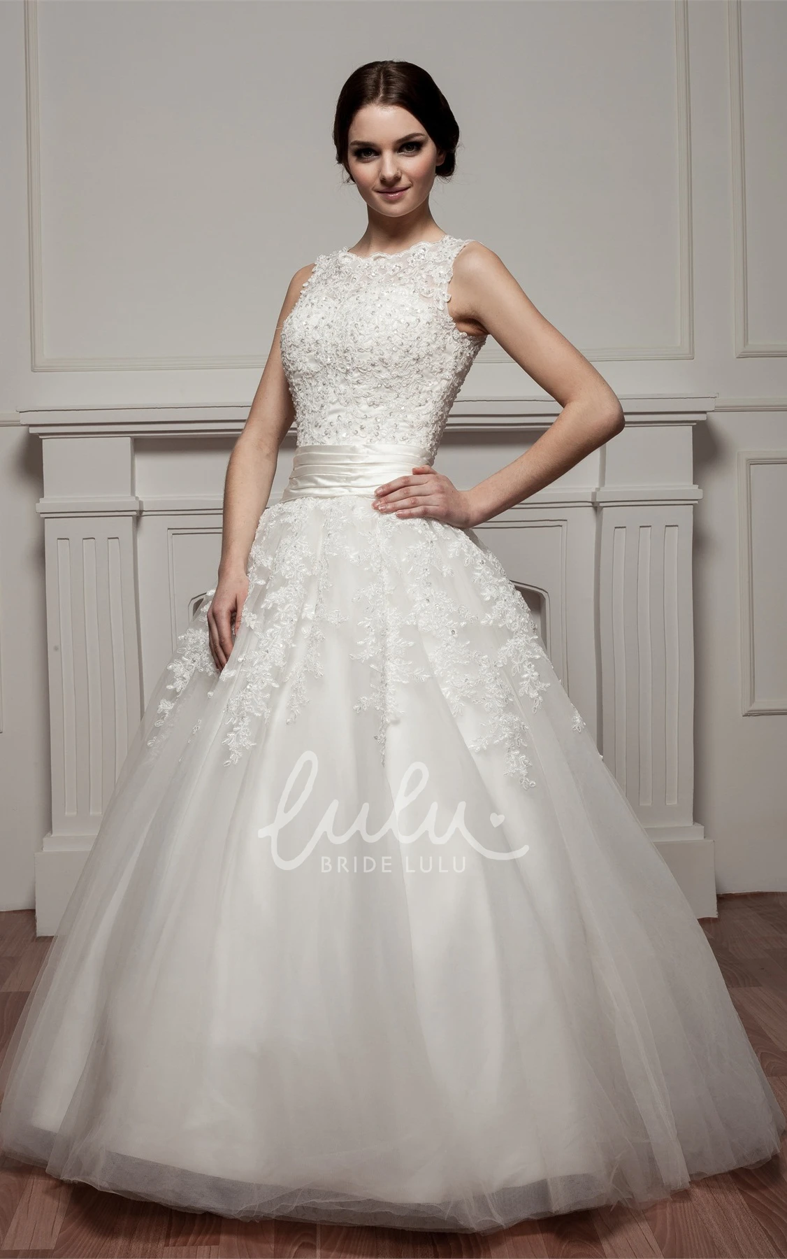 Lace Tulle Ball Gown Wedding Dress with Appliques Sleeveless Bateau-Neck
