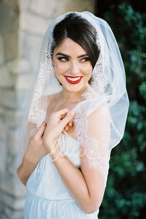 Short Lace Applique Wedding Veil Retro Style Tulle
