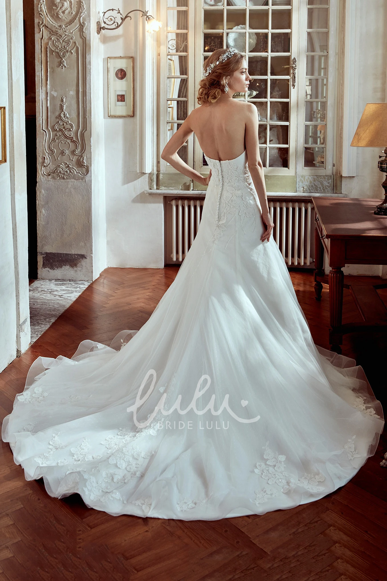 Beaded Applique Strapless Wedding Dress with Brush Train Elegant Bridal Gown