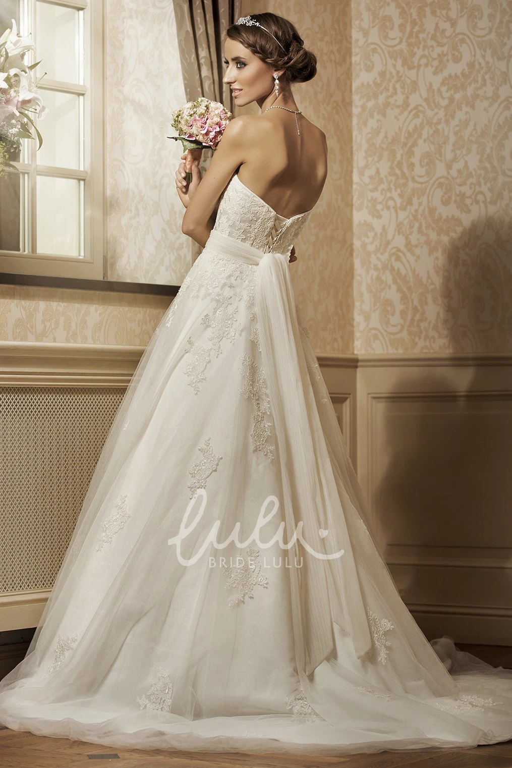 Sleeveless A-Line Tulle Wedding Dress with Appliques and Waist Jewelry Elegant Wedding Dress