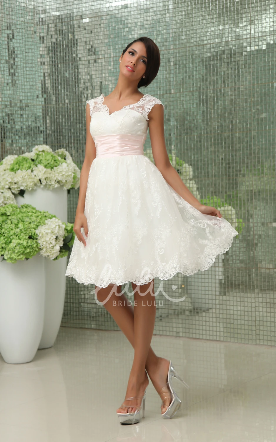 Sweetheart Sleeveless Exquisite Gown with Lace Applique Casual Bridal Dress