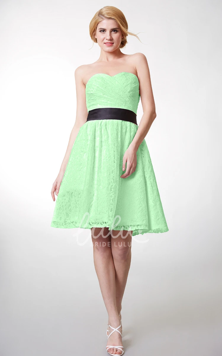 Knee-Length Lace Bridesmaid Dress with Sweetheart Neckline