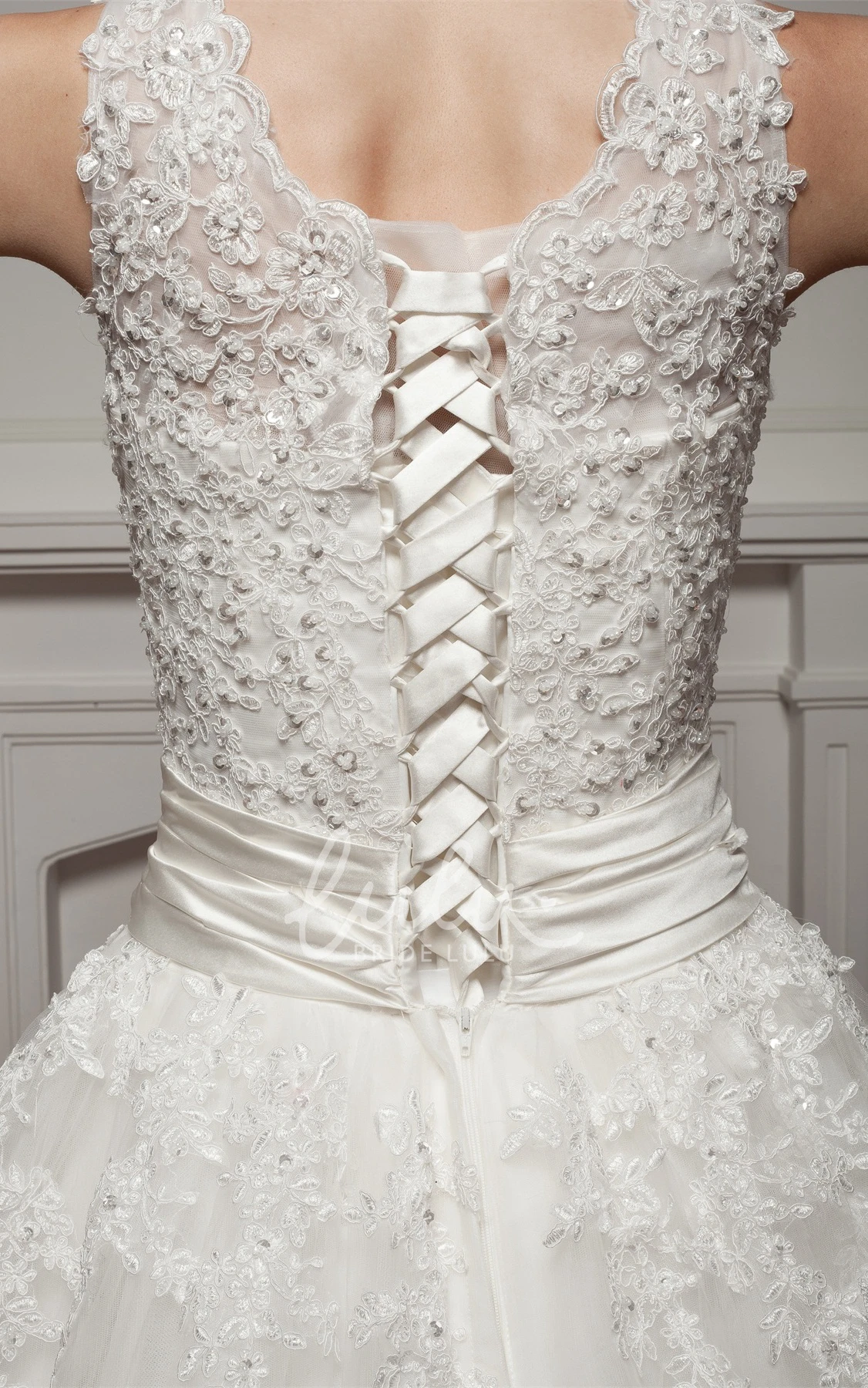 Lace Tulle Ball Gown Wedding Dress with Appliques Sleeveless Bateau-Neck