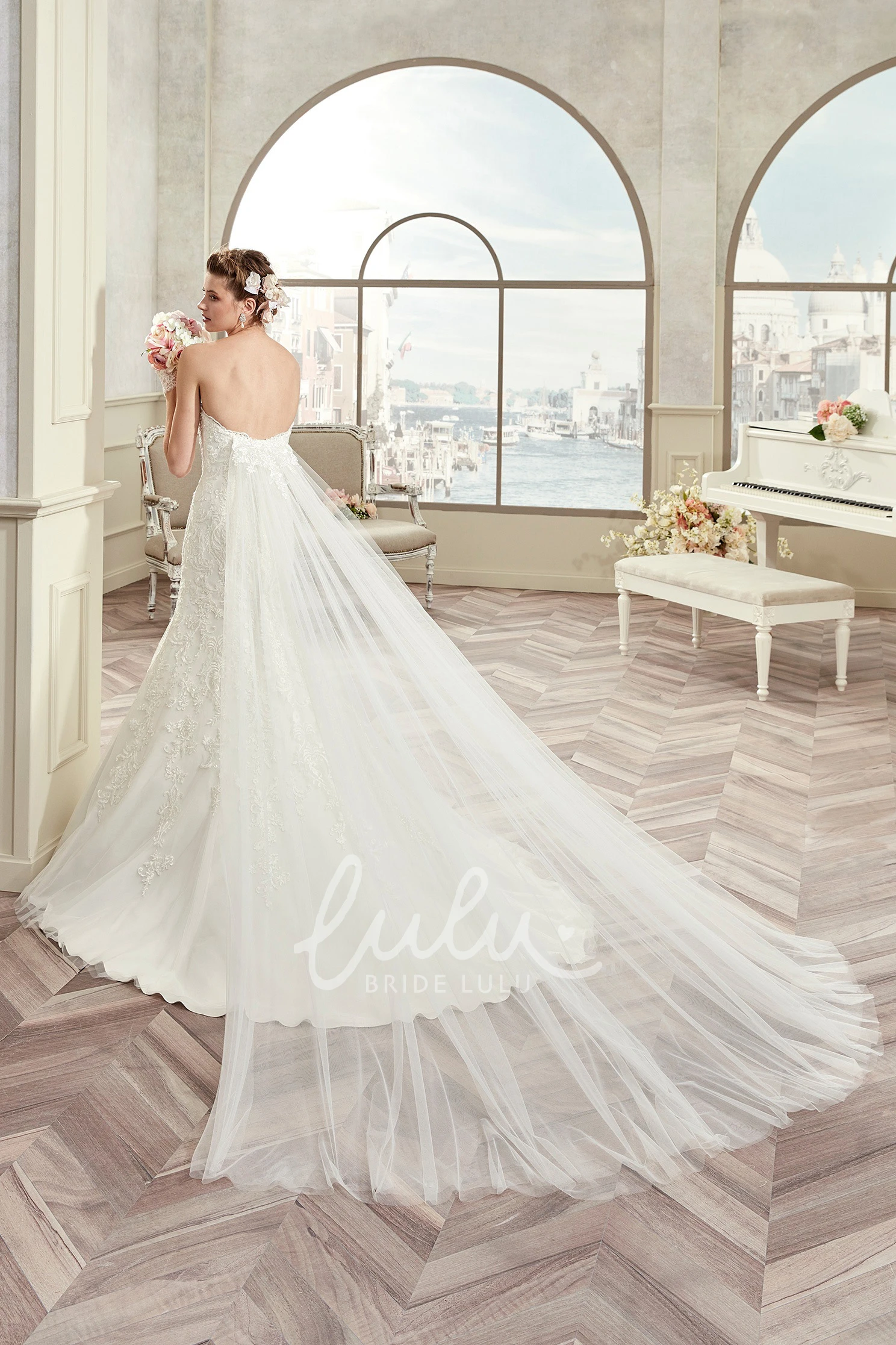 Sheath Wedding Dress with Mermaid Style Sweetheart Detachable Train Flowy
