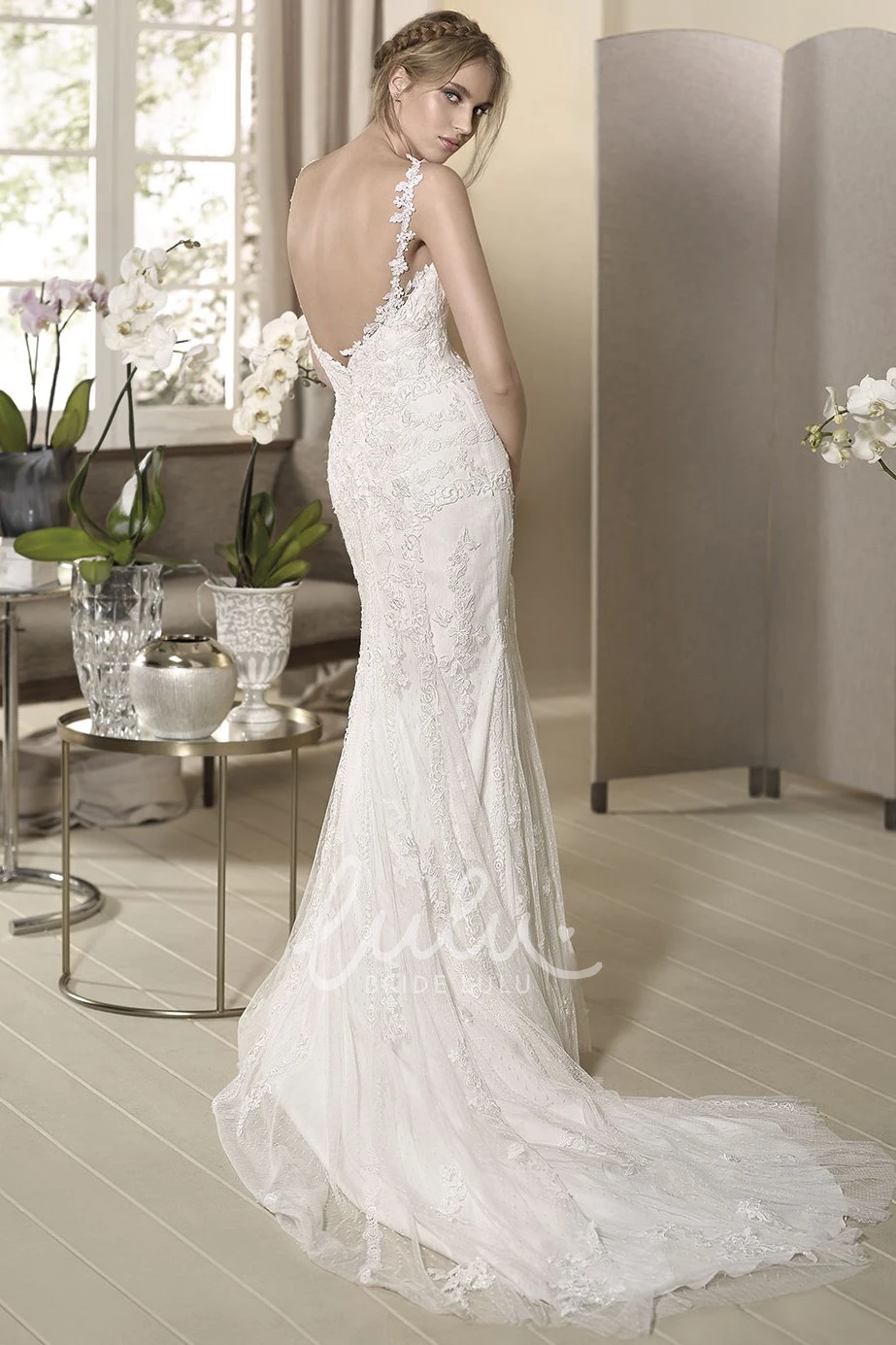 Sleeveless Floor-Length Appliqued Lace Wedding Dress Sheath Style
