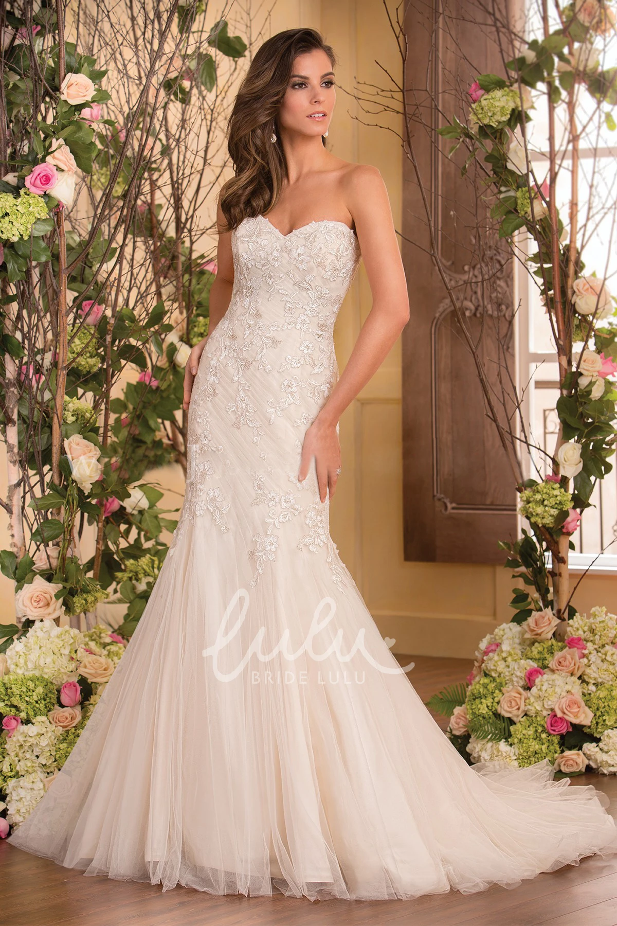 Mermaid Wedding Dress with Sweetheart Neckline Bow Tie and Appliques