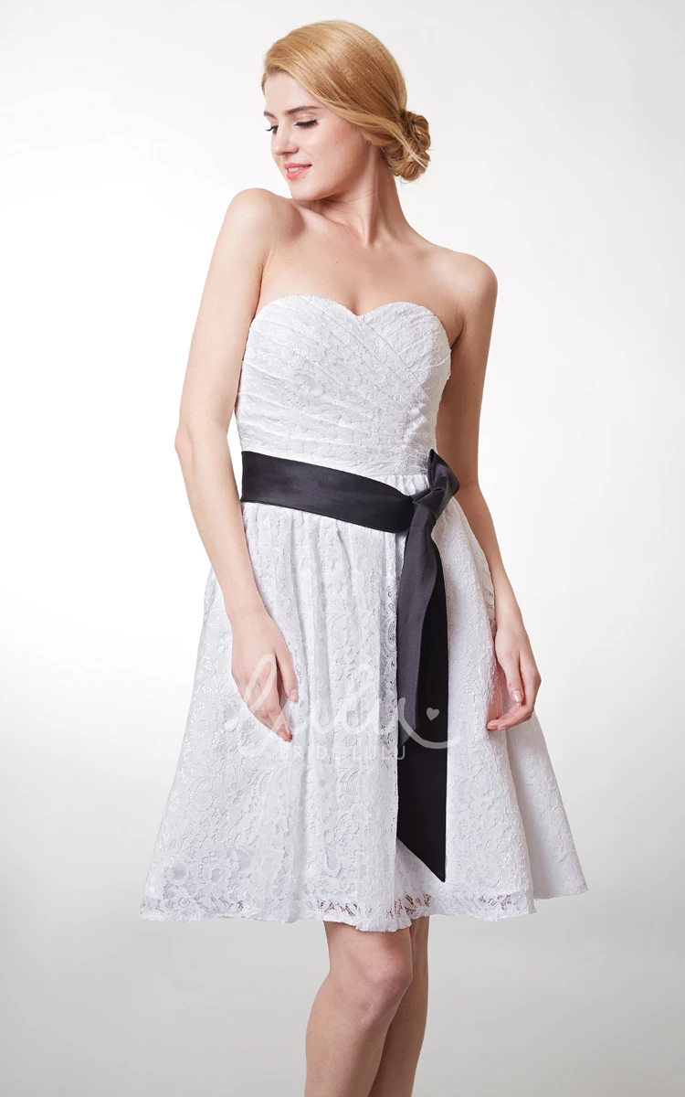 Knee-Length Lace Bridesmaid Dress with Sweetheart Neckline