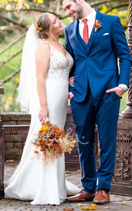 Sexy Mermaid Straps V-neck Sleeveless Lace Appliques Wedding Dress with Sweep Train