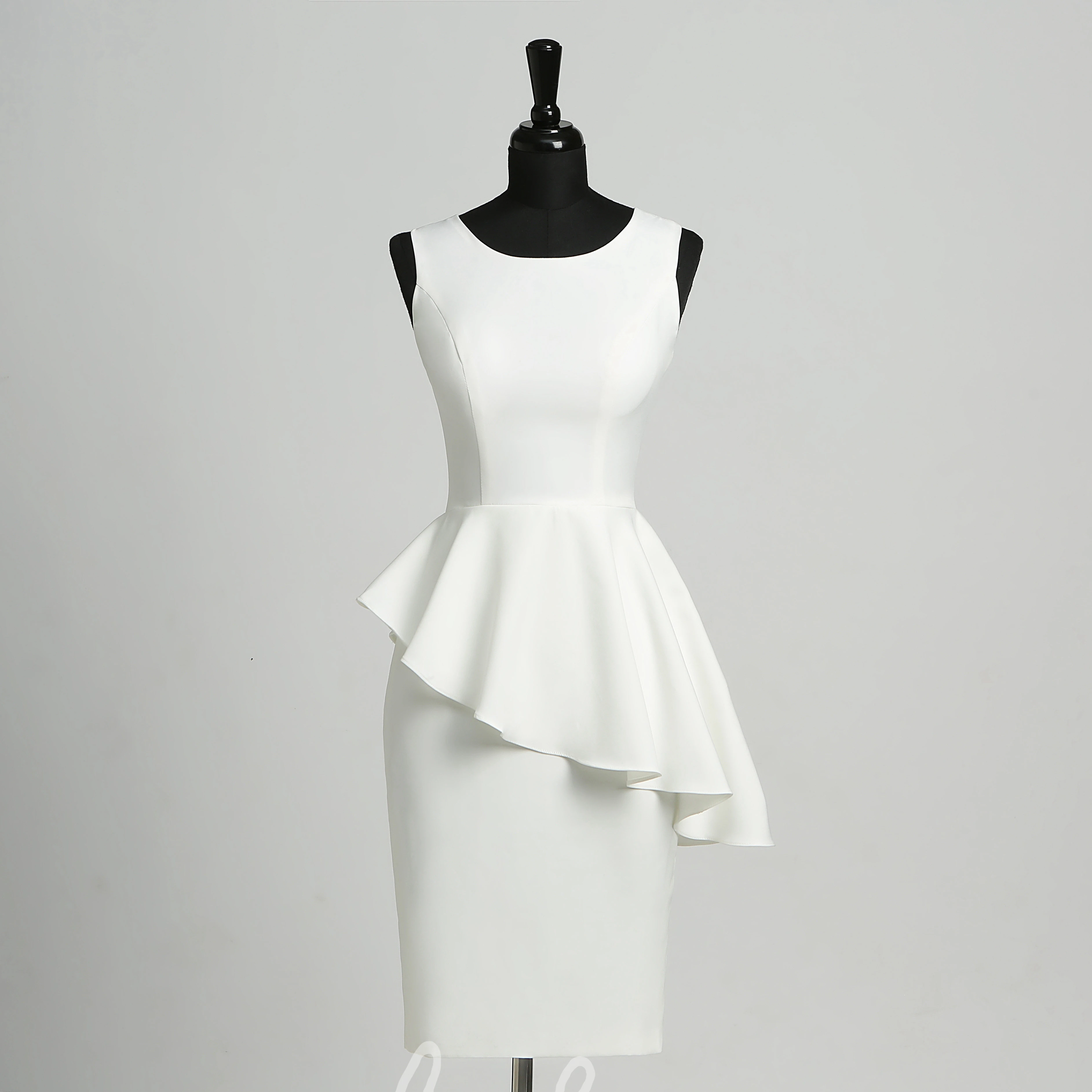 Elegant Satin Sheath Dress with Scoop Neckline and Knee-Length Hemline