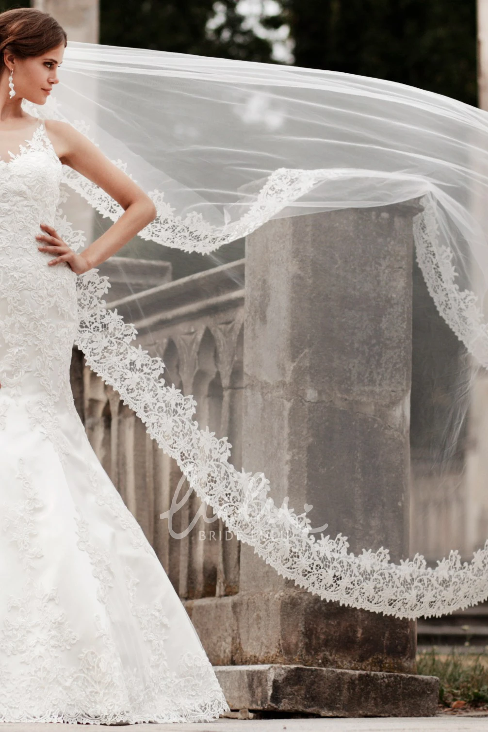 V-Neck Sleeveless Lace Trumpet Wedding Dress with Appliques