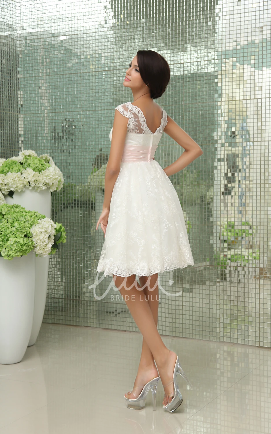 Sweetheart Sleeveless Exquisite Gown with Lace Applique Casual Bridal Dress