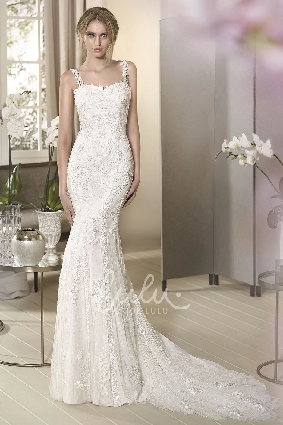 Sleeveless Floor-Length Appliqued Lace Wedding Dress Sheath Style
