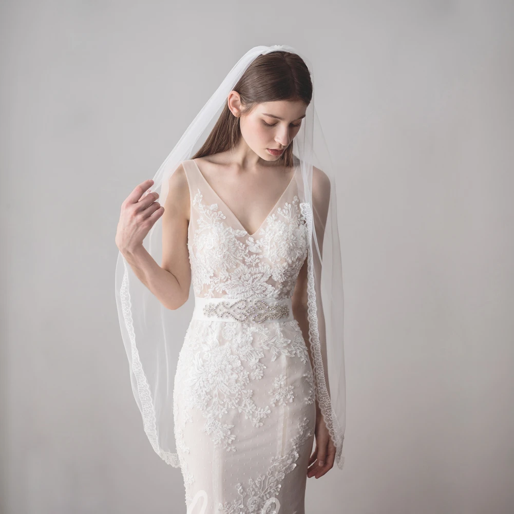 Single Tier Tulle Fingertip Veil with Lace Trim