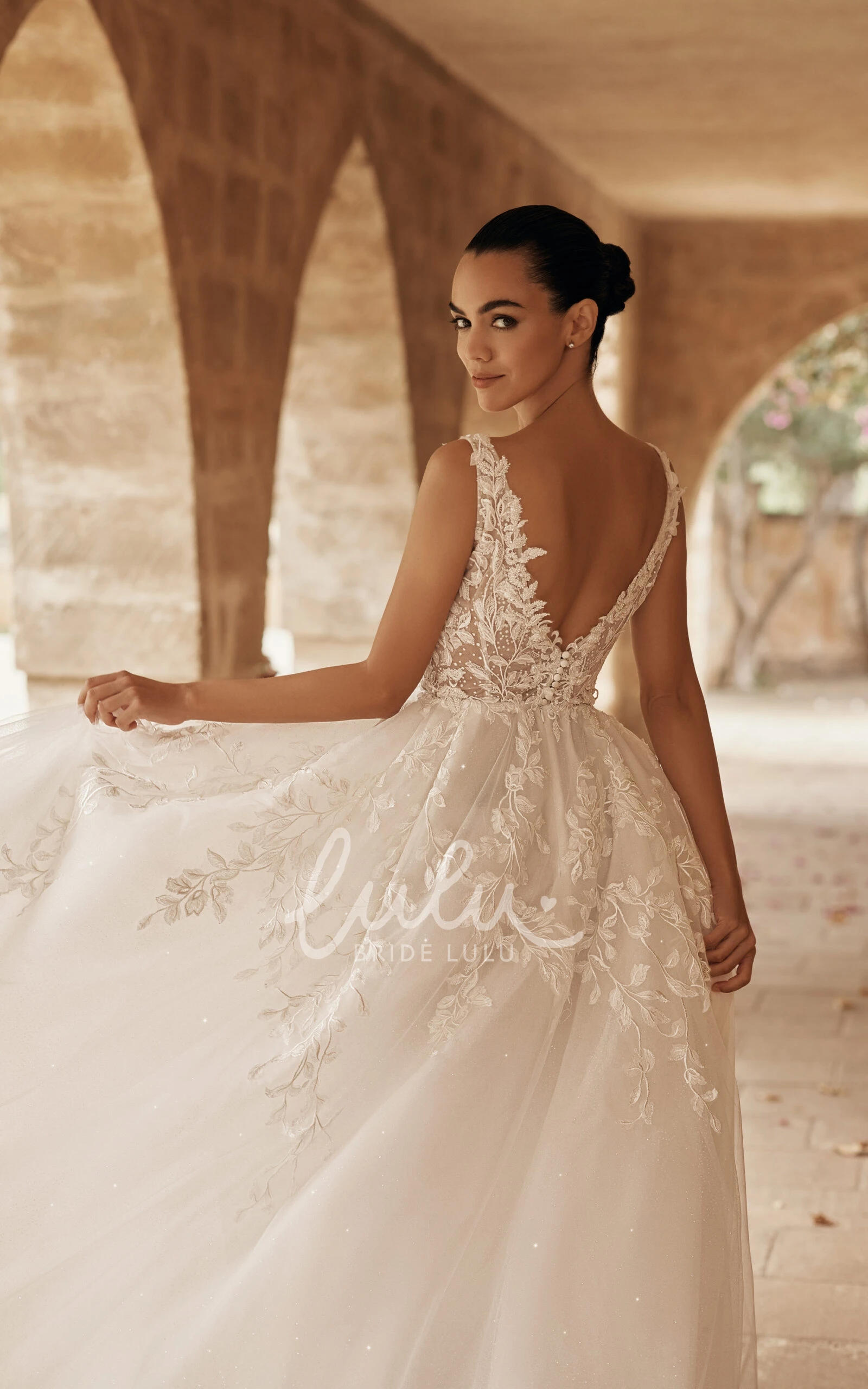 Elegant Garden Wedding Dresses Halter Style Applique Tulle Flowy Bridal Dress with Front Split