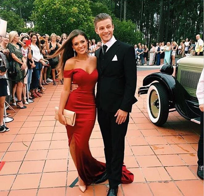 Off-Shoulder Mermaid Prom Dress with Front Split in Modern Style