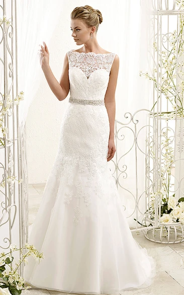 Sleeveless Bateau-Neck Lace A-Line Wedding Dress with Waist Jewellery Chic Bridal Gown