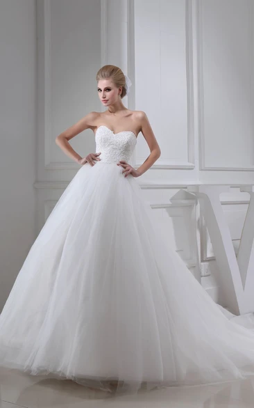 Lace Applique Tulle Ball Gown Wedding Dress Sweetheart Neckline and Sleeveless