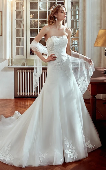 Beaded Applique Strapless Wedding Dress with Brush Train Elegant Bridal Gown