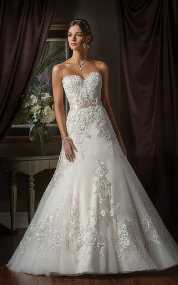 Chapel Train Sweetheart Wedding Dress with Appliques
