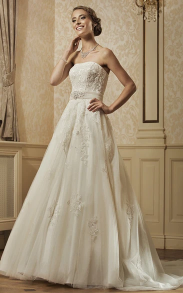 Sleeveless A-Line Tulle Wedding Dress with Appliques and Waist Jewelry Elegant Wedding Dress