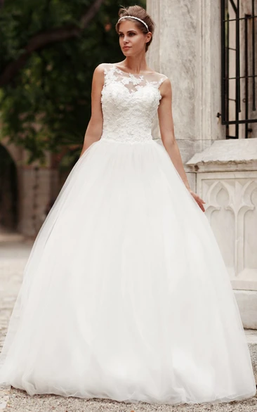 Sleeveless Appliqued Tulle Ball Gown Wedding Dress with Scoop Neck