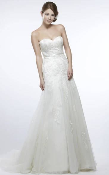 Sweetheart Tulle Wedding Dress with Appliques and V-Back Sheath Style