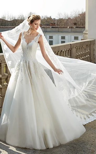 Tulle Ball Gown V-Neck Sleeveless Wedding Dress with Appliques