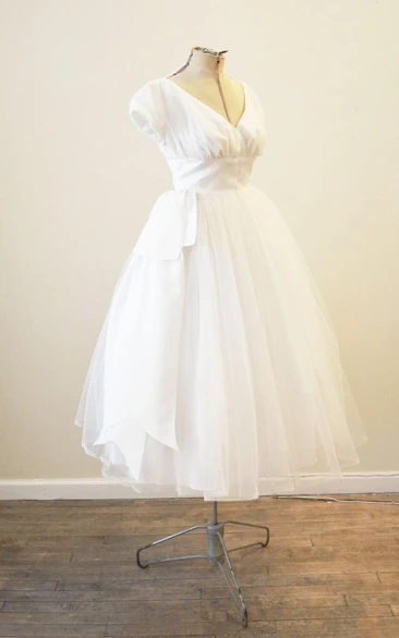 Vintage Tulle Wedding Dress with V-Neck Tutu Skirt and Pleats