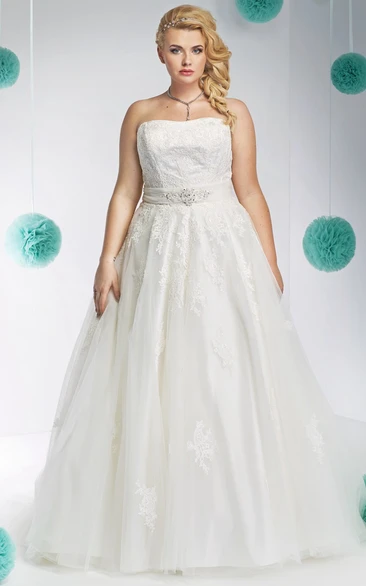 Plus Size Wedding Dress with Waist Jewellery A-Line Sleeveless Strapless Lace&Tulle Floor-Length