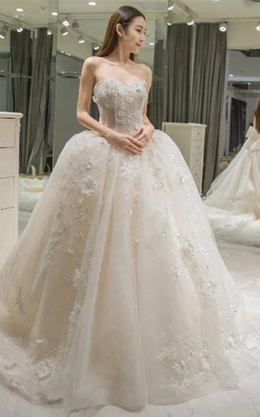 Elegant Ball Gown Wedding Dress with Lace and Tulle Details