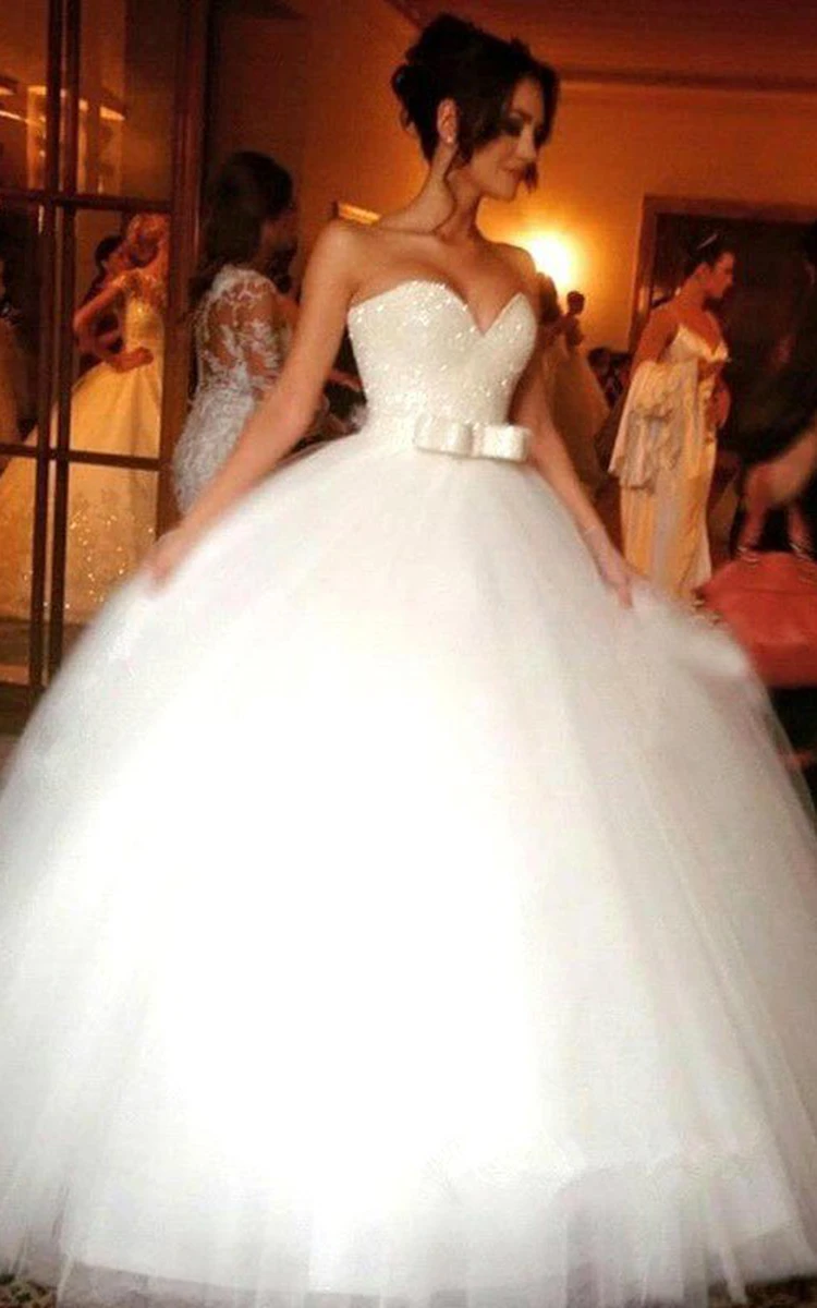 Sweetheart Tulle Ball Gown Wedding Dress with Bow Knot and Floor-Length Skirt