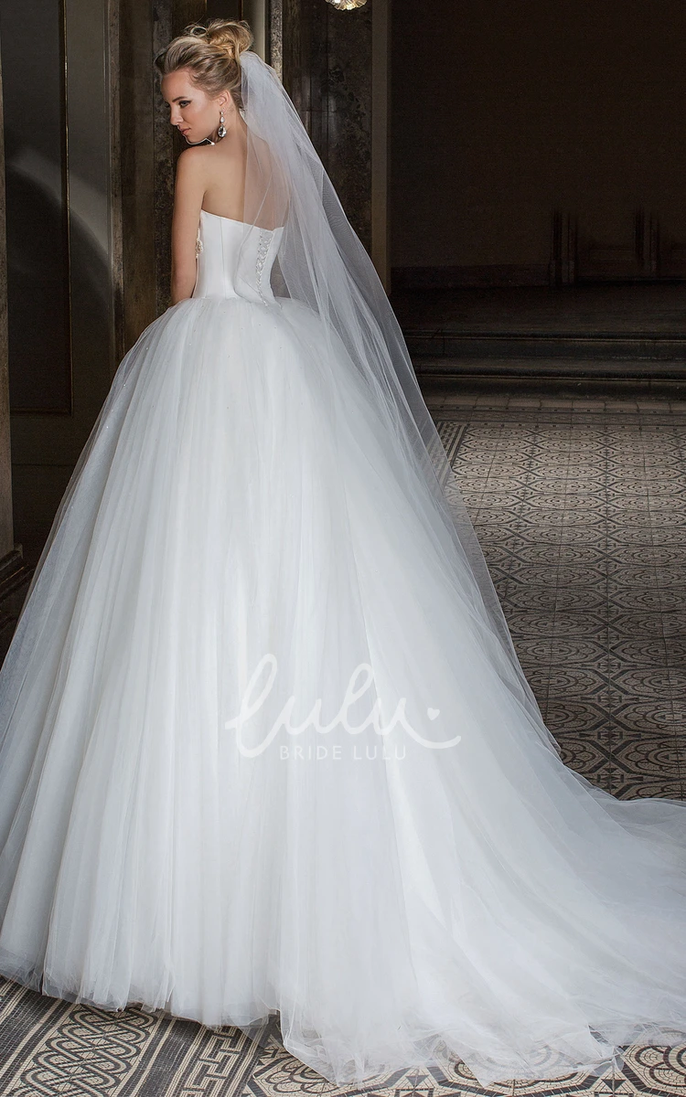 Sleeveless Sweetheart Tulle Wedding Dress Appliqued Ball Gown with Elegant Details