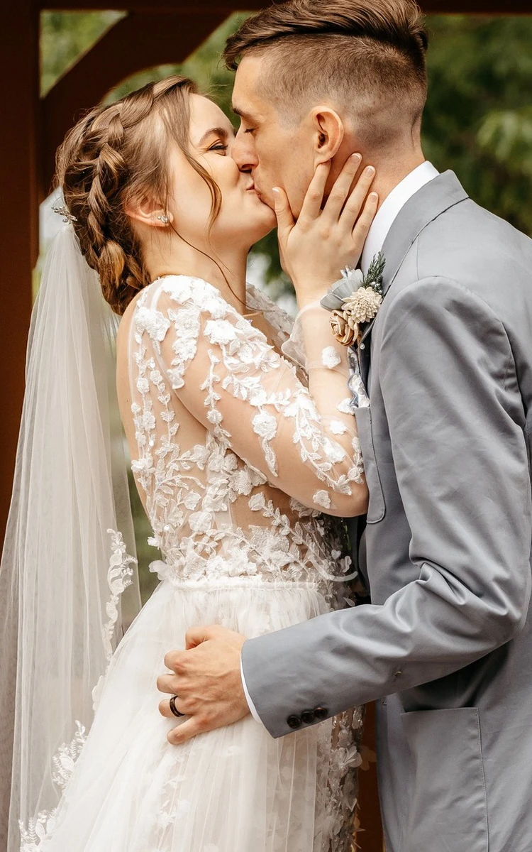 Boho Romantic Appliques Long Sleeve Wedding Dress Tulle Court Train Illusion Bridal Gowns