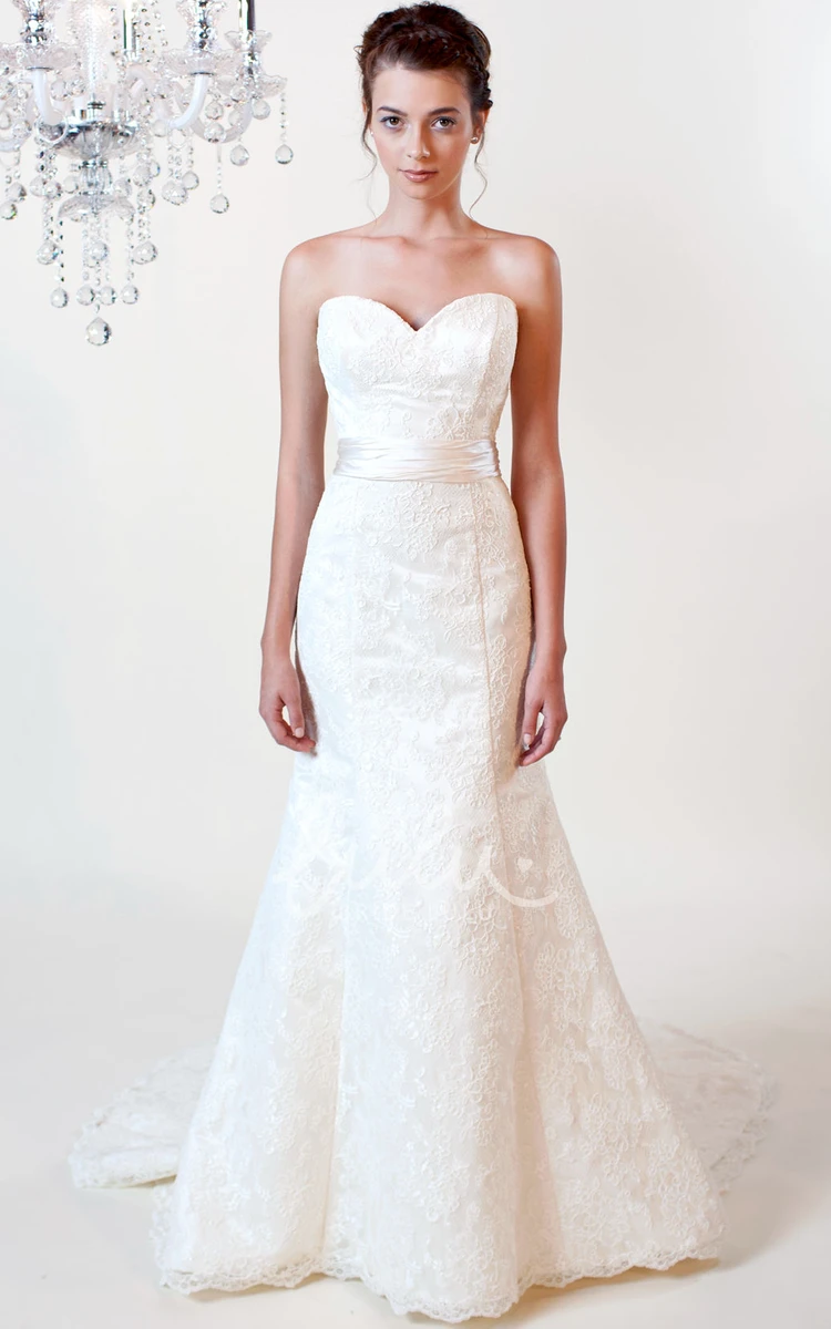 Sweetheart Lace Wedding Dress with Court Train and Appliques