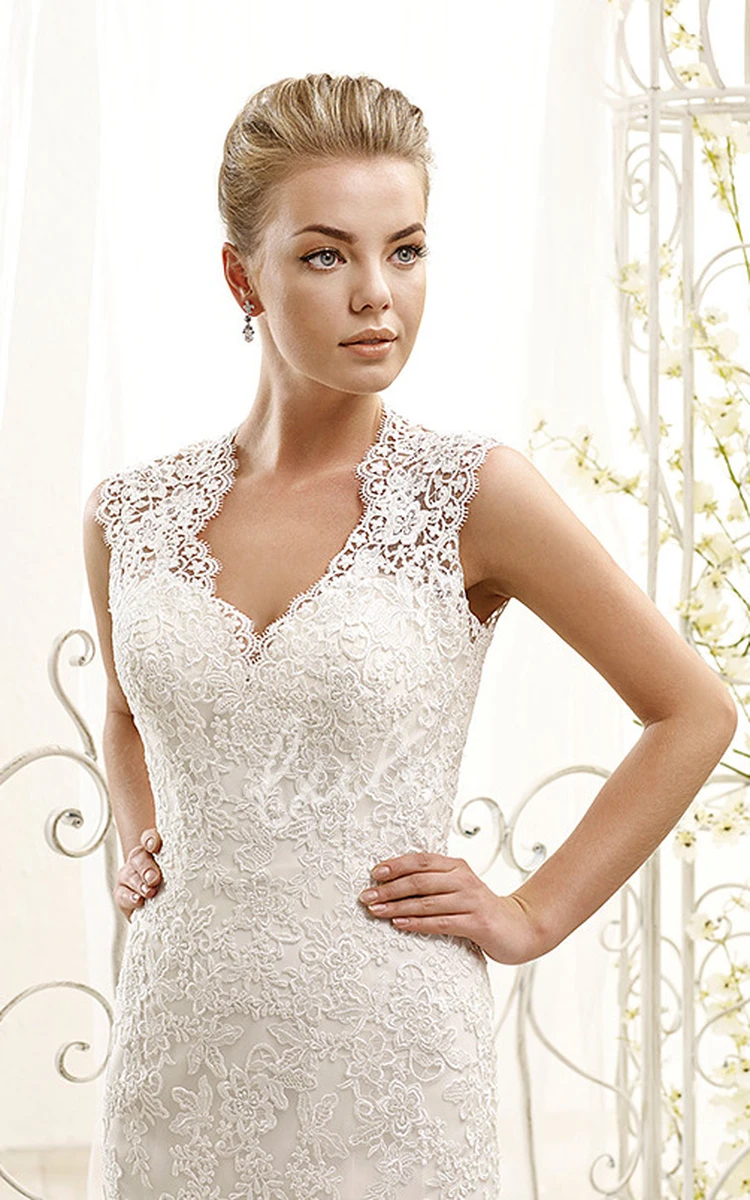 Sleeveless Lace Trumpet Wedding Dress with Pleats V-Neck Appliqued Long