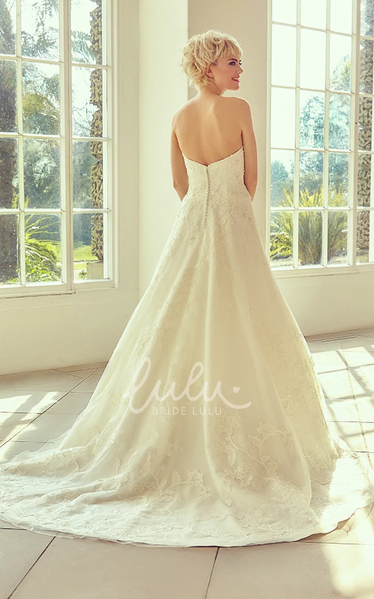 Sweetheart Tulle and Lace Wedding Dress with Appliques and Court Train Floor-Length Bridal Gown